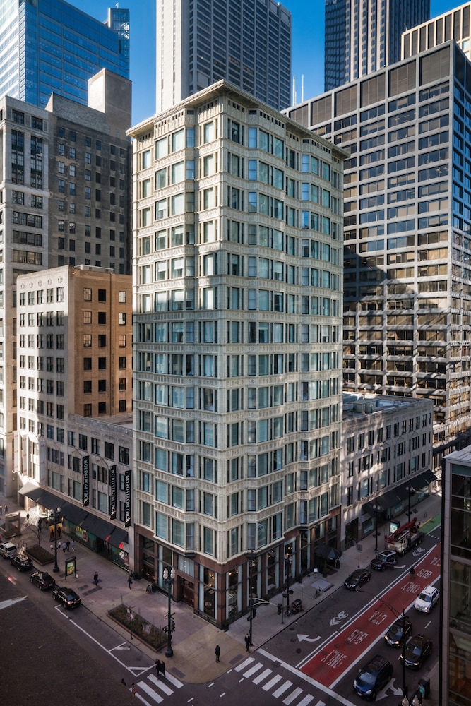 Staypineapple, An Iconic Hotel, The Loop — Hotel building in Chicago, Illinois