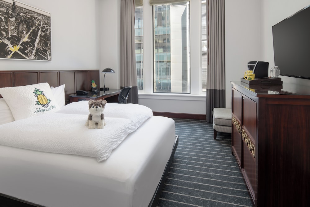Staypineapple, An Iconic Hotel, The Loop — Hotel rooms in Chicago, Illinois