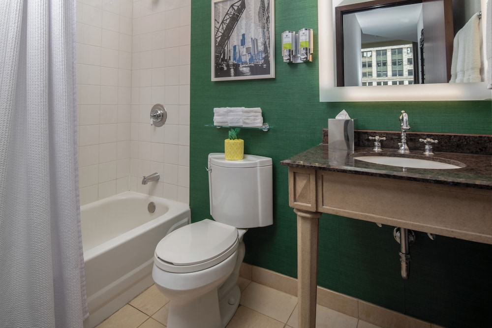 Staypineapple, An Iconic Hotel, The Loop — Hotel rooms in Chicago, Illinois