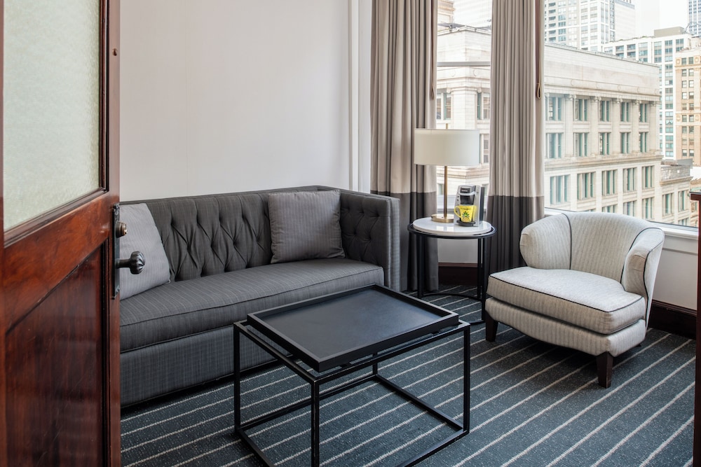 Staypineapple, An Iconic Hotel, The Loop — Hotel rooms in Chicago, Illinois