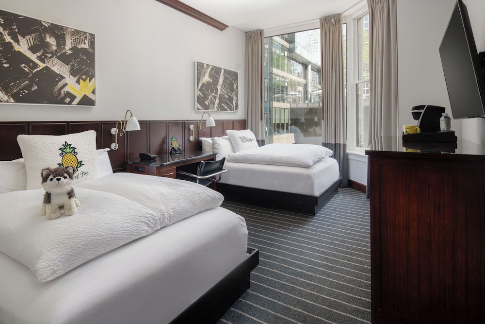 Staypineapple, An Iconic Hotel, The Loop — Hotel rooms in Chicago, Illinois