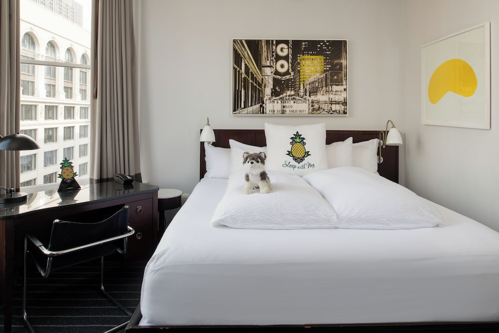 Staypineapple, An Iconic Hotel, The Loop — Hotel rooms in Chicago, Illinois