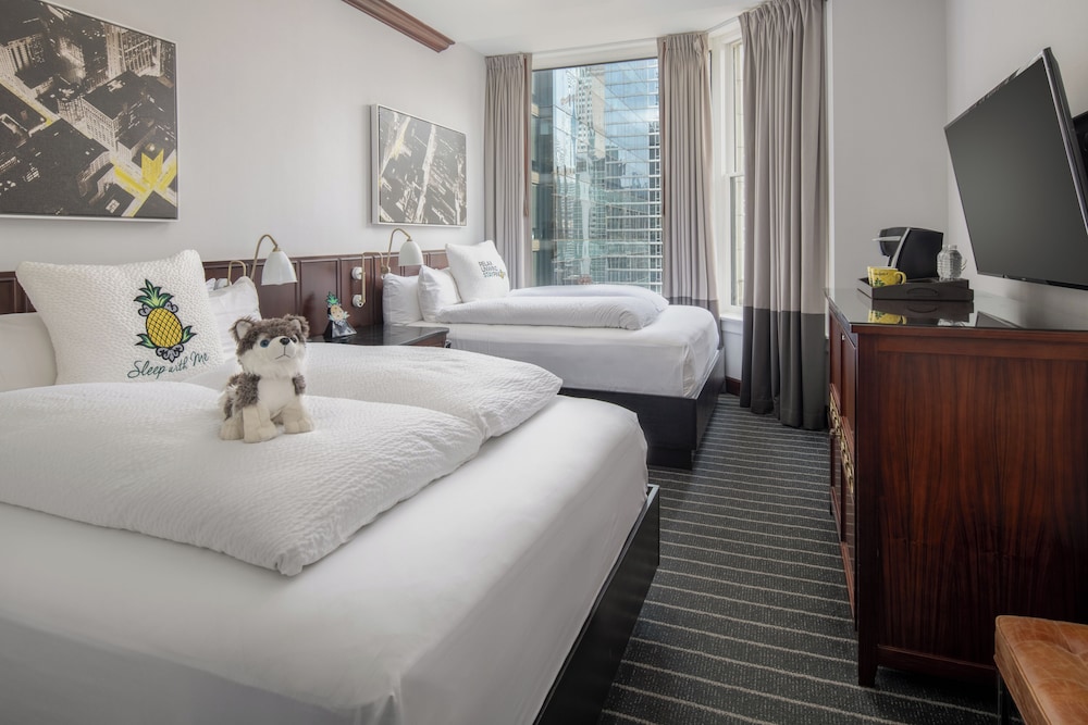 Staypineapple, An Iconic Hotel, The Loop — Hotel rooms in Chicago, Illinois