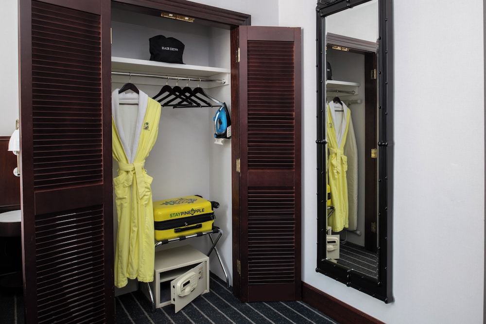 Staypineapple, An Iconic Hotel, The Loop — Hotel rooms in Chicago, Illinois