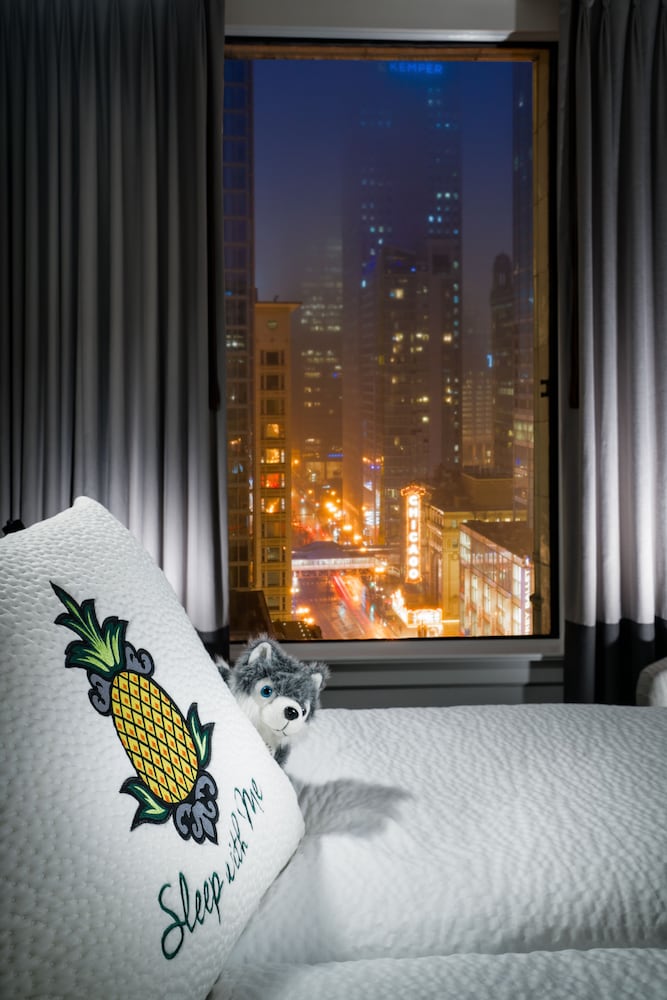 Staypineapple, An Iconic Hotel, The Loop — Hotel rooms in Chicago, Illinois