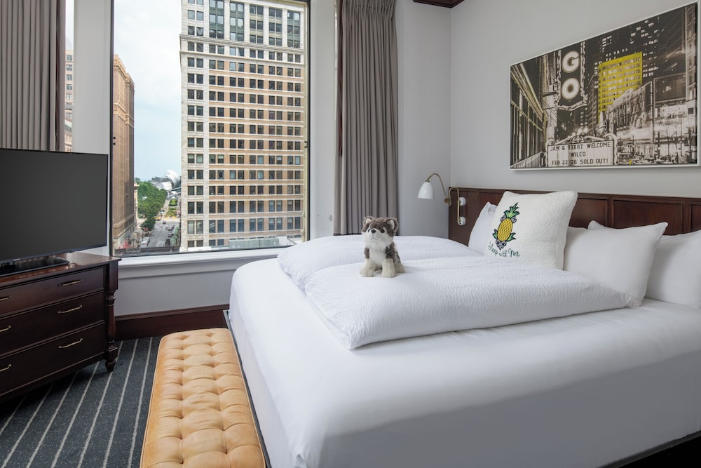Staypineapple, An Iconic Hotel, The Loop — Hotel rooms in Chicago, Illinois