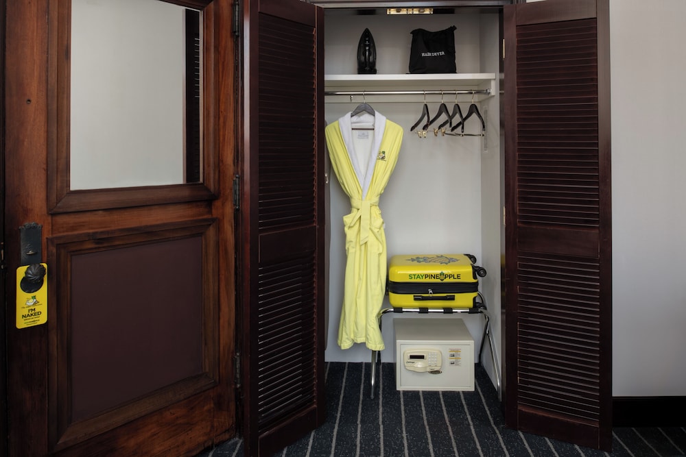 Staypineapple, An Iconic Hotel, The Loop — Hotel rooms in Chicago, Illinois