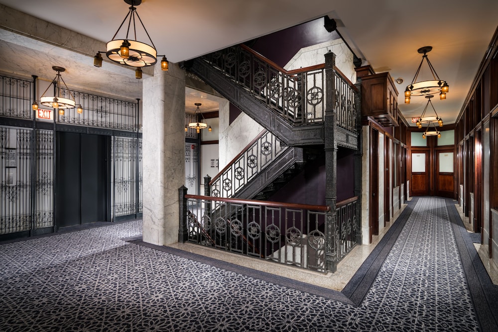 Staypineapple, An Iconic Hotel, The Loop — Hotel building in Chicago, Illinois