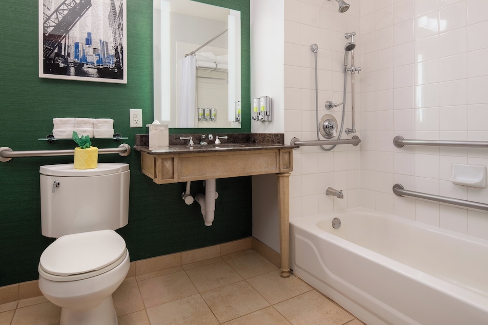 Staypineapple, An Iconic Hotel, The Loop — Hotel rooms in Chicago, Illinois