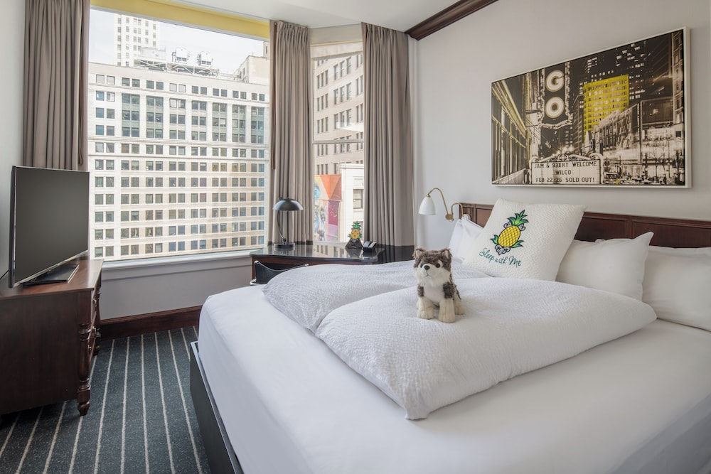 Staypineapple, An Iconic Hotel, The Loop — Hotel rooms in Chicago, Illinois