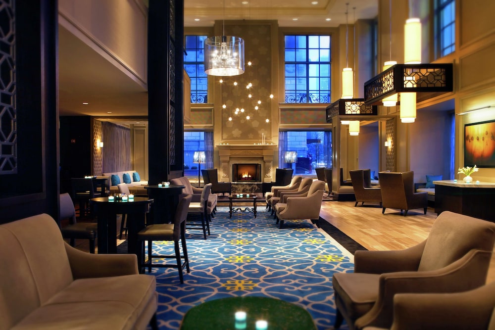 Hilton Chicago — Restaurant & bars in Chicago, Illinois
