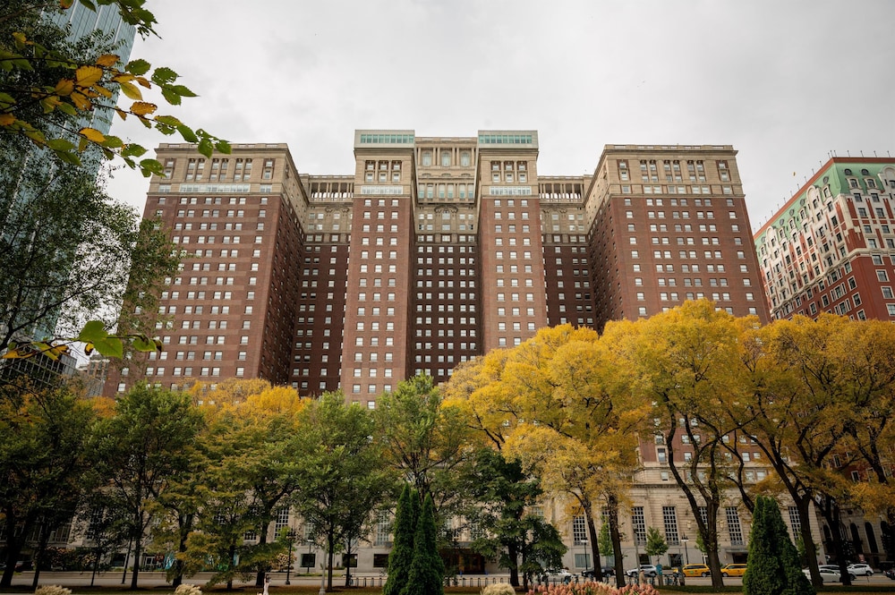 Hilton Chicago — Hotel building in Chicago, Illinois