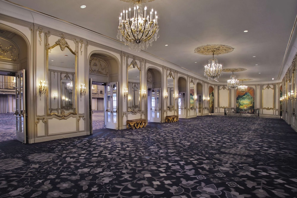 Hilton Chicago — Hotel building in Chicago, Illinois