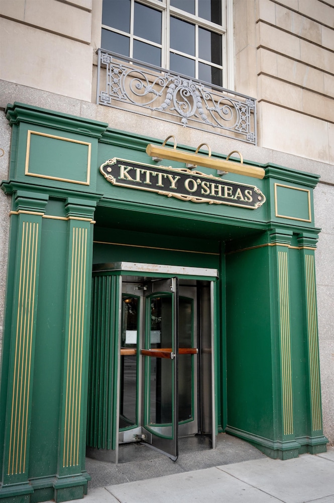 Hilton Chicago — Restaurant & bars in Chicago, Illinois