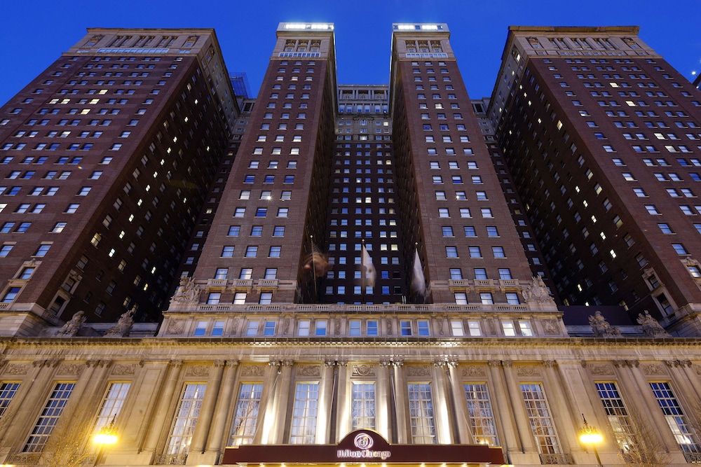 Hilton Chicago — Hotel building in Chicago, Illinois