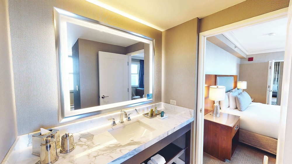 Hilton Chicago — Hotel rooms in Chicago, Illinois