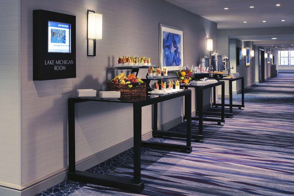 Hilton Chicago — Restaurant & bars in Chicago, Illinois