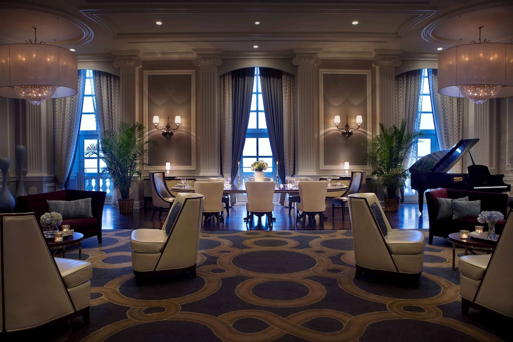 Hilton Chicago — Restaurant & bars in Chicago, Illinois