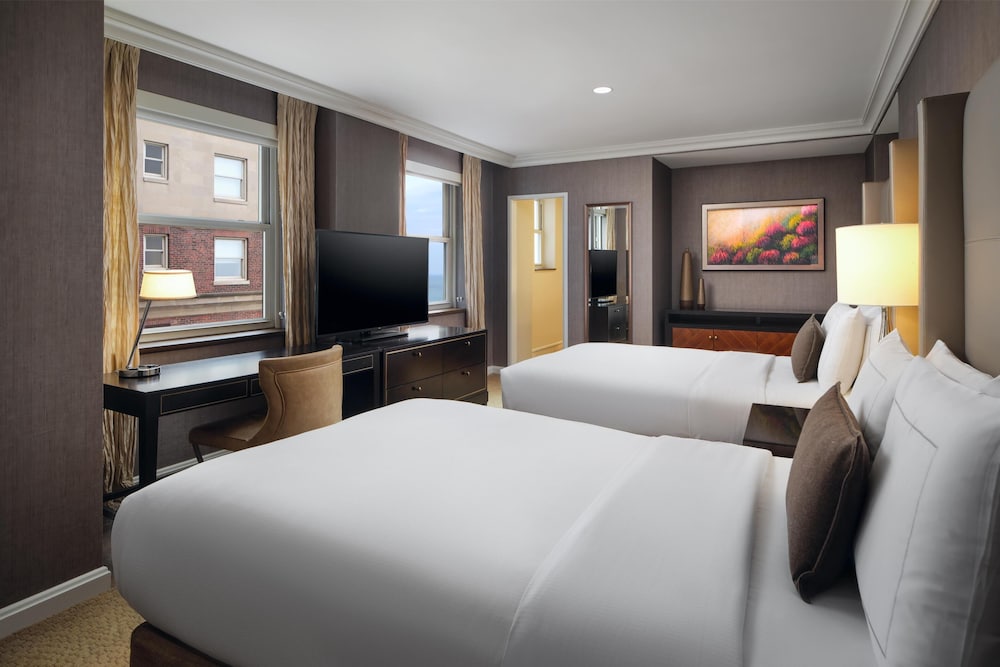 Hilton Chicago — Hotel rooms in Chicago, Illinois