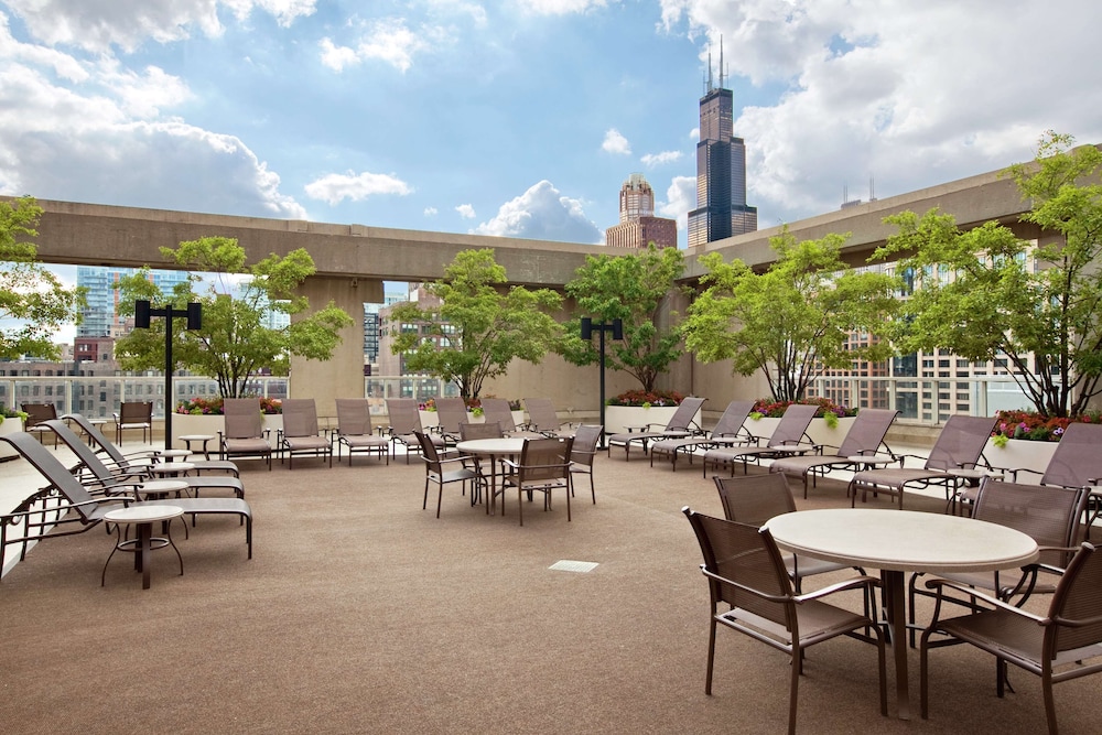 Hilton Chicago — Hotel building in Chicago, Illinois