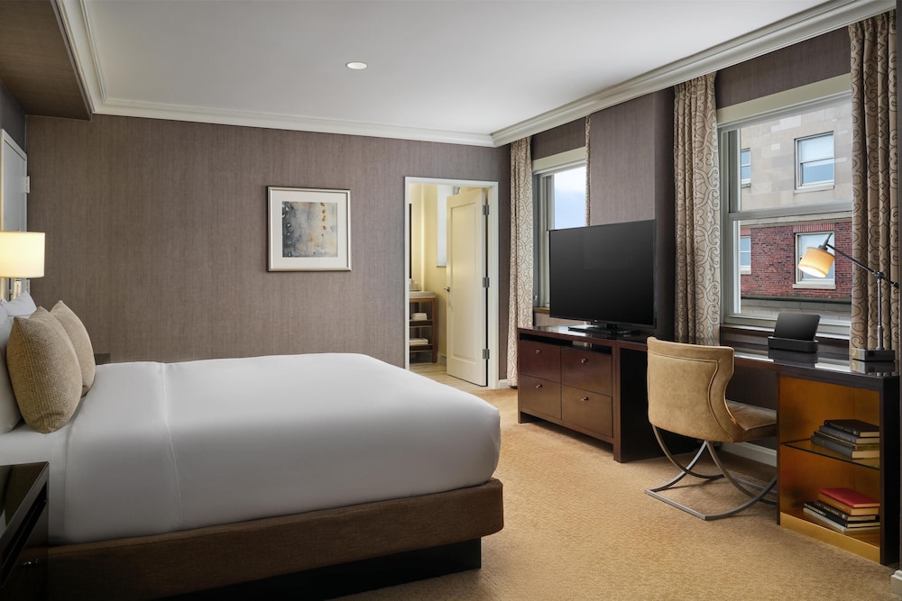 Hilton Chicago — Hotel rooms in Chicago, Illinois