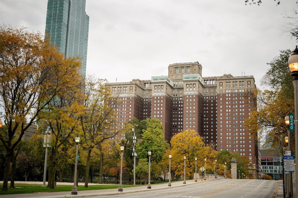 Hilton Chicago — Hotel building in Chicago, Illinois