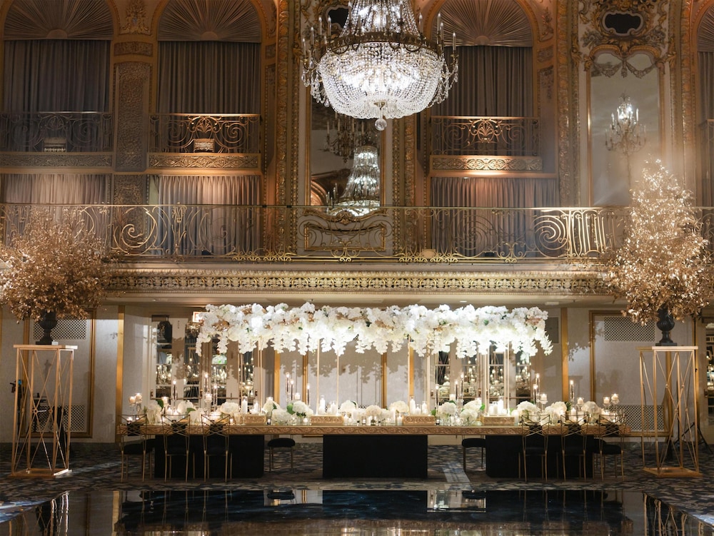 Hilton Chicago — Restaurant & bars in Chicago, Illinois