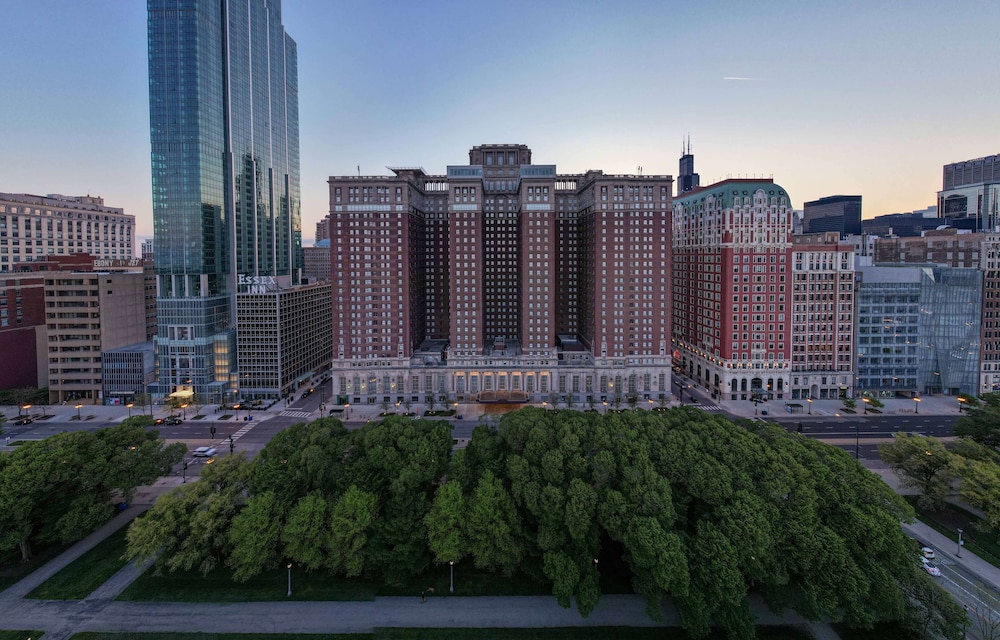 Hilton Chicago — Hotel building in Chicago, Illinois