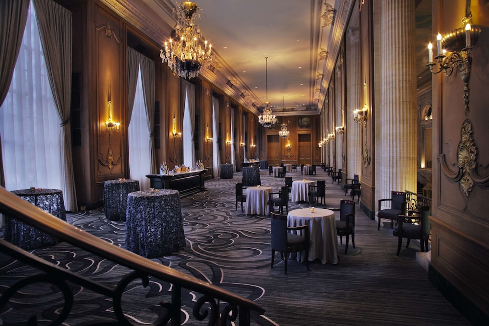 Hilton Chicago — Restaurant & bars in Chicago, Illinois
