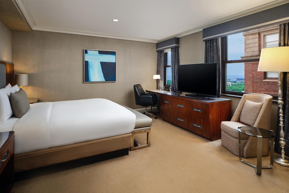 Hilton Chicago — Hotel rooms in Chicago, Illinois