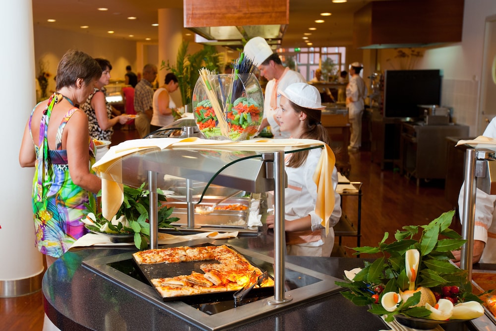 Hotel Albatros Plava Laguna — Restaurant & bars in Poreč, Istria
