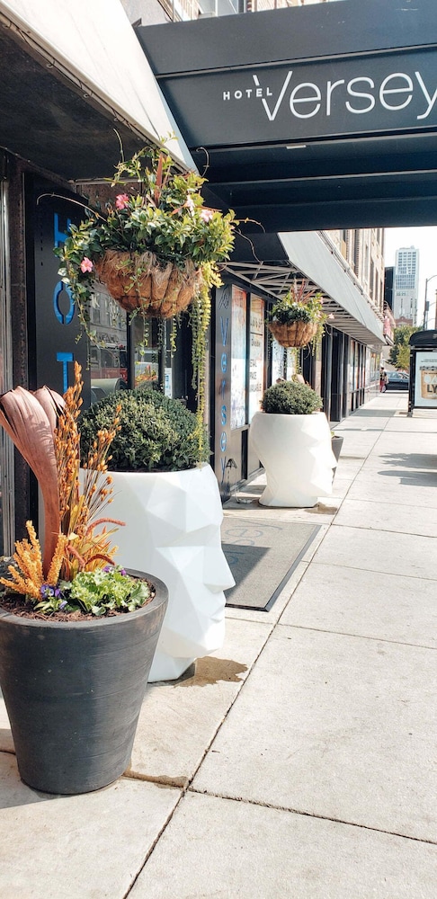 Hotel Versey Chicago Lincoln Park — Restaurant & bars in Chicago, Illinois