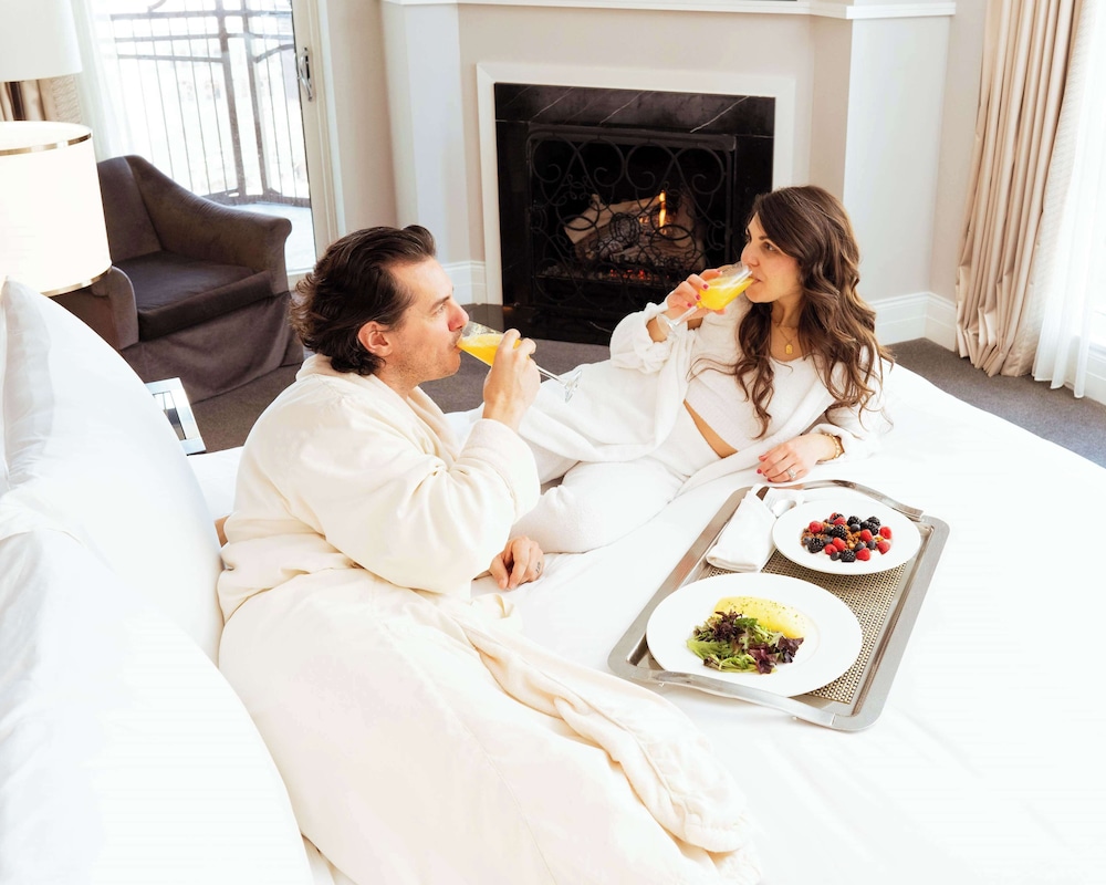 Waldorf Astoria Chicago — Hotel rooms in Chicago, Illinois