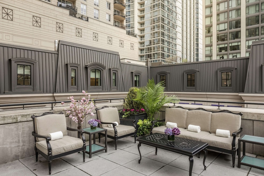 Waldorf Astoria Chicago — Hotel building in Chicago, Illinois
