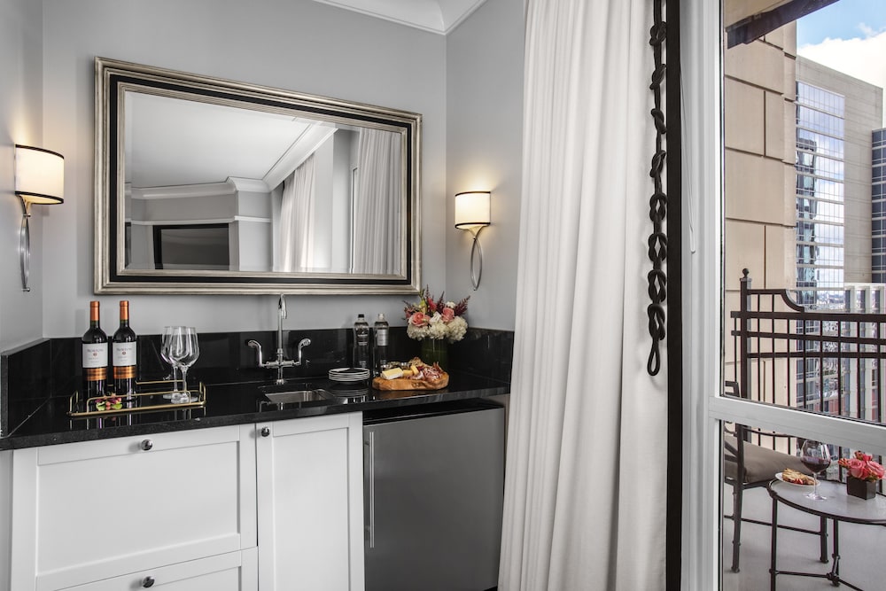 Waldorf Astoria Chicago — Hotel rooms in Chicago, Illinois