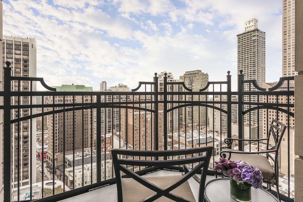 Waldorf Astoria Chicago — Hotel building in Chicago, Illinois