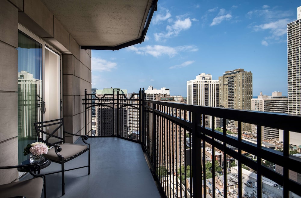 Waldorf Astoria Chicago — Hotel rooms in Chicago, Illinois