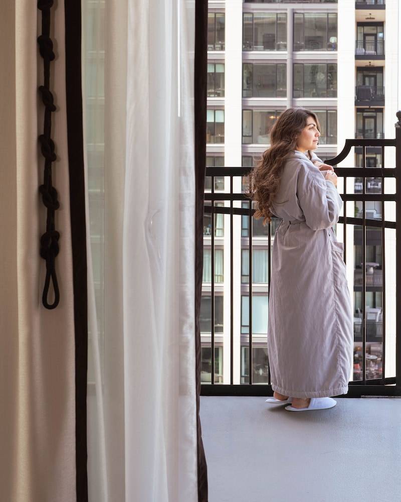 Waldorf Astoria Chicago — Hotel rooms in Chicago, Illinois