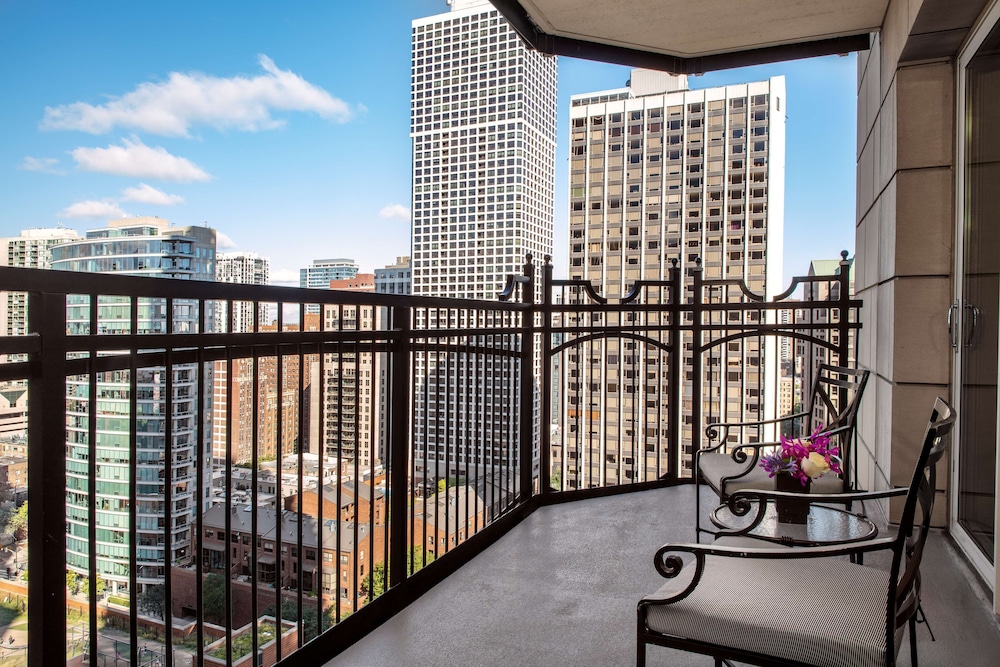 Waldorf Astoria Chicago — Hotel rooms in Chicago, Illinois