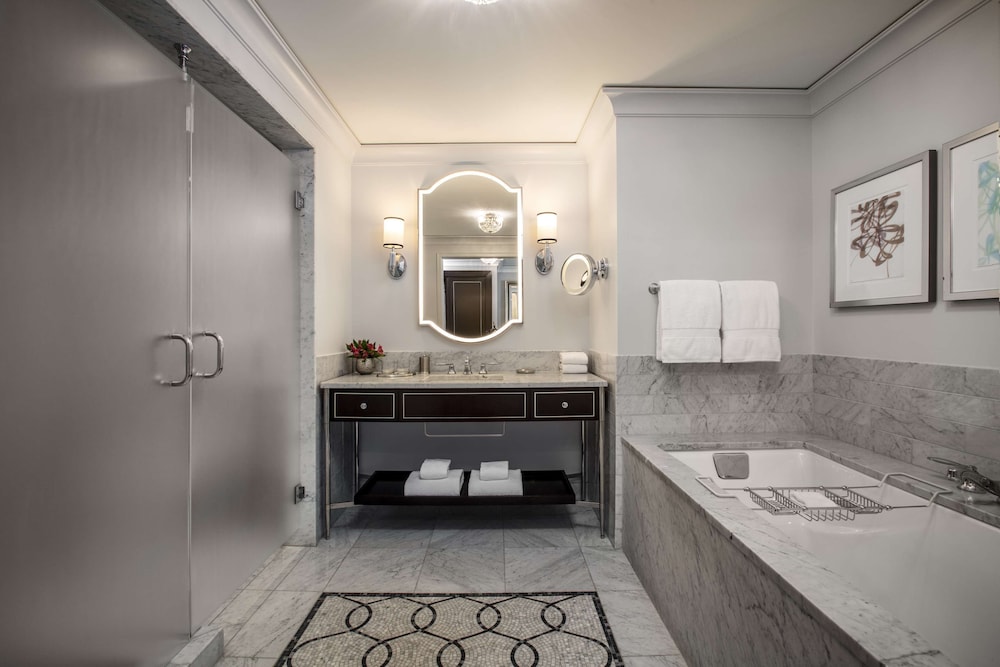 Waldorf Astoria Chicago — Hotel rooms in Chicago, Illinois