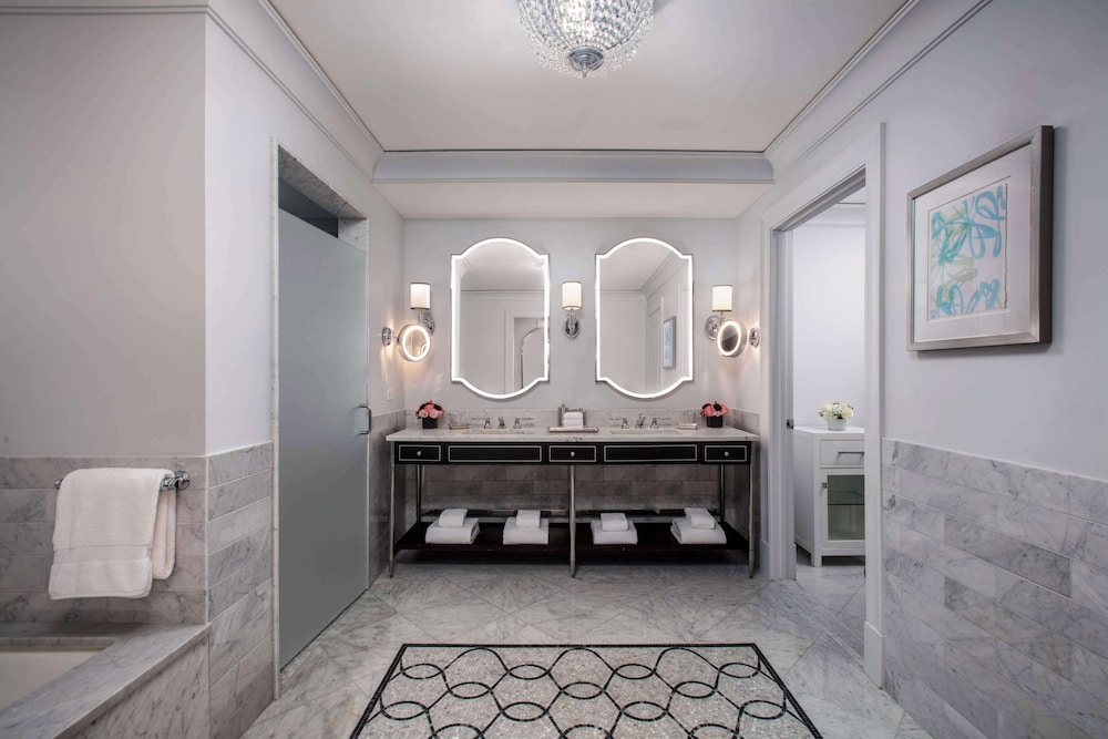 Waldorf Astoria Chicago — Hotel rooms in Chicago, Illinois