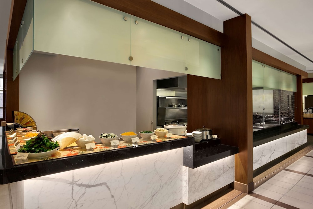 Embassy Suites by Hilton Chicago Downtown River North — Restaurant & bars in Chicago, Illinois
