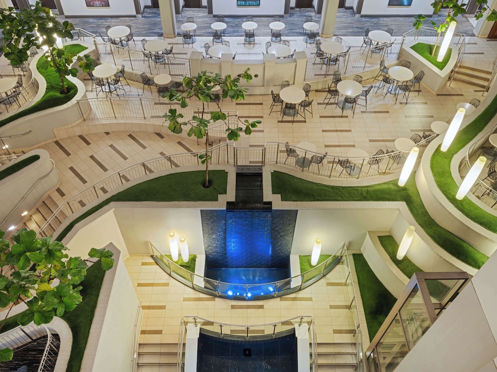 Embassy Suites by Hilton Chicago Downtown River North — Restaurant & bars in Chicago, Illinois