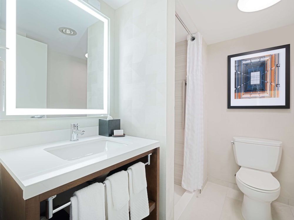 Embassy Suites by Hilton Chicago Downtown River North — Hotel rooms in Chicago, Illinois