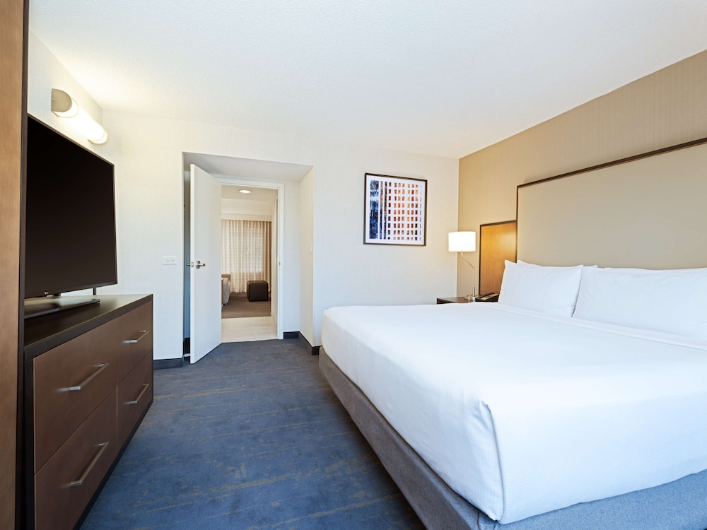 Embassy Suites by Hilton Chicago Downtown River North — Hotel rooms in Chicago, Illinois