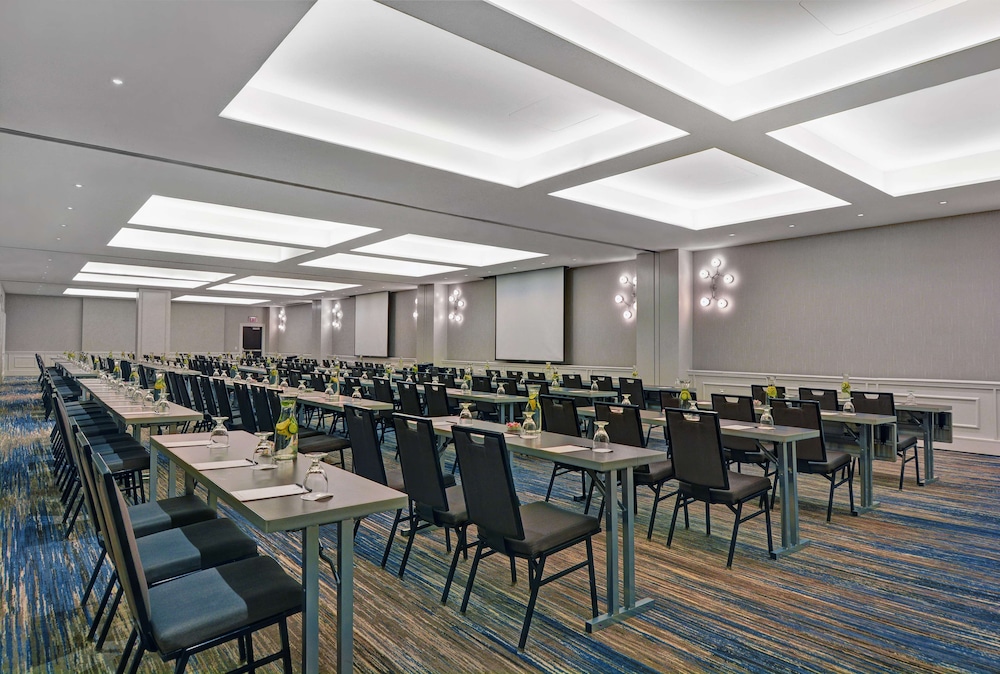 Embassy Suites by Hilton Chicago Downtown River North — Restaurant & bars in Chicago, Illinois