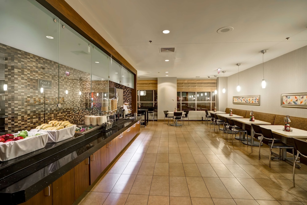 Embassy Suites by Hilton Chicago Downtown River North — Restaurant & bars in Chicago, Illinois