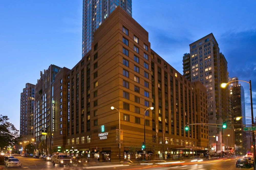 Embassy Suites by Hilton Chicago Downtown River North — Hotel building in Chicago, Illinois