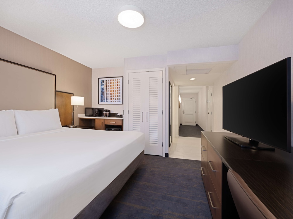 Embassy Suites by Hilton Chicago Downtown River North — Hotel rooms in Chicago, Illinois