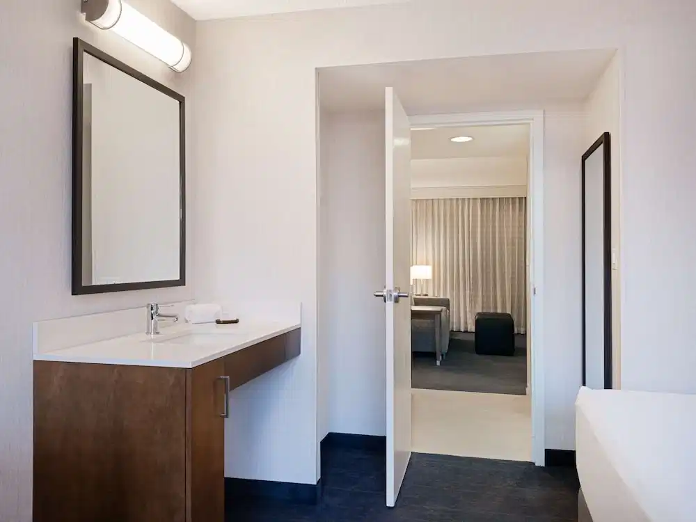 Embassy Suites by Hilton Chicago Downtown River North — Hotel rooms in Chicago, Illinois